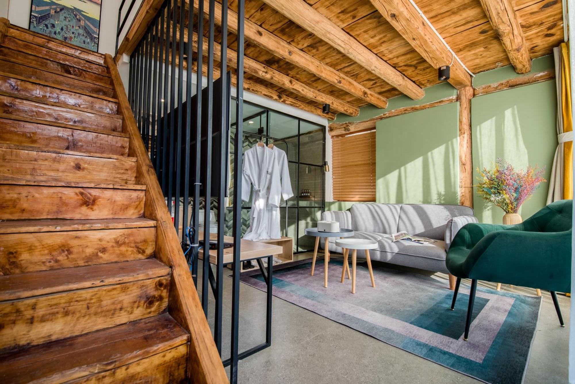 No Flowers Boutique Hostel Кунмин Екстериор снимка